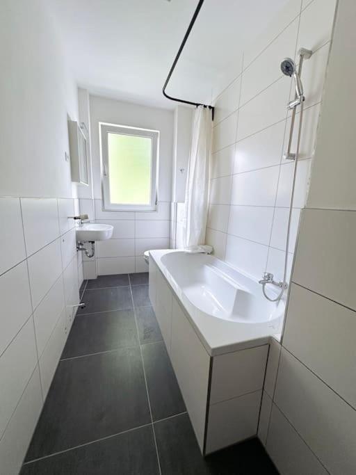 With Wifi, Kitchen And 4k Tv * Essen