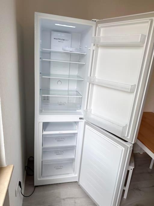 With Wifi, Kitchen And 4k Tv * Essen